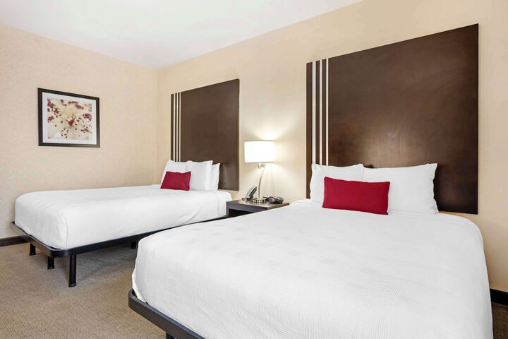 2 Queen Accessible Comm Assist Bathtub Microwave, Refrigerator WiFi Full Breakfast (3 of 11)