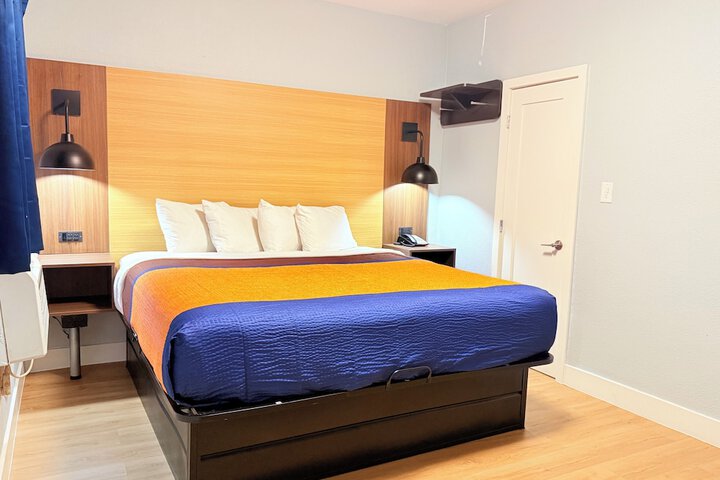 Room 10 of 18