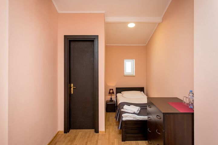 Room 7 of 9