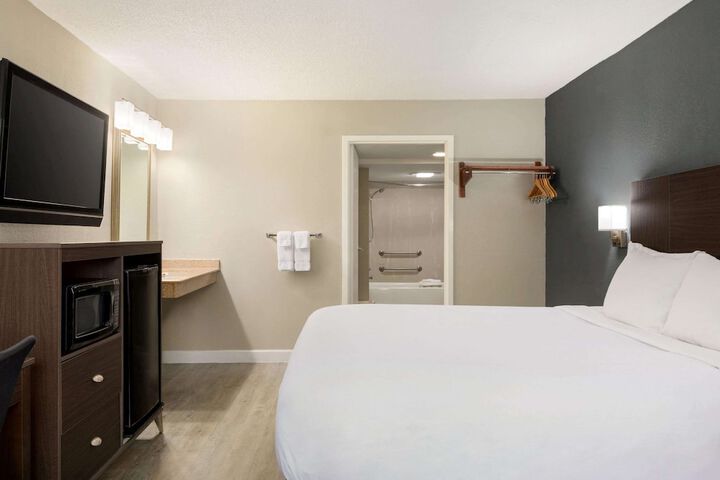 1 King Bed (12 of 13)