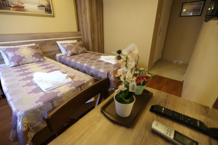 Room 9 of 28