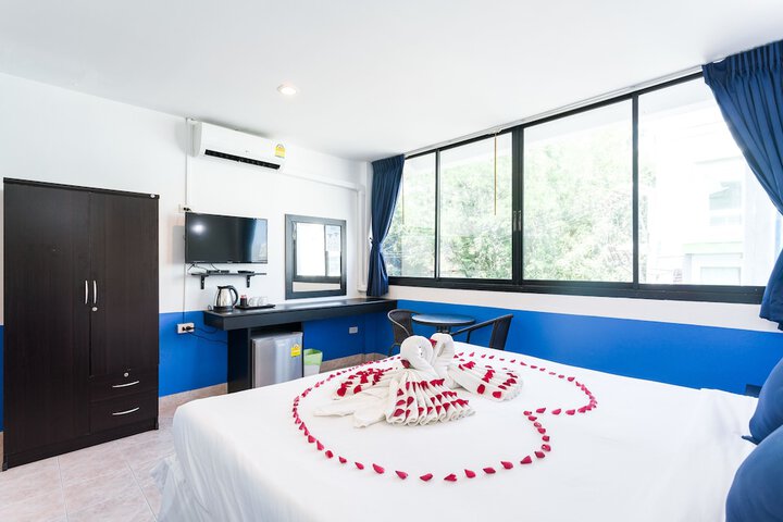 Room 5 of 12