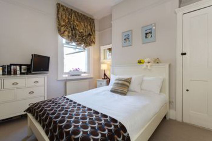 Room 4 of 18