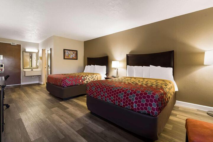 2 Queen Beds (1 of 16)