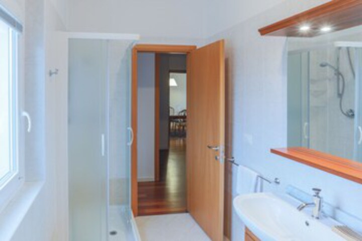 Room 4 of 32