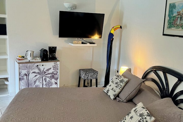 Room 33 of 196