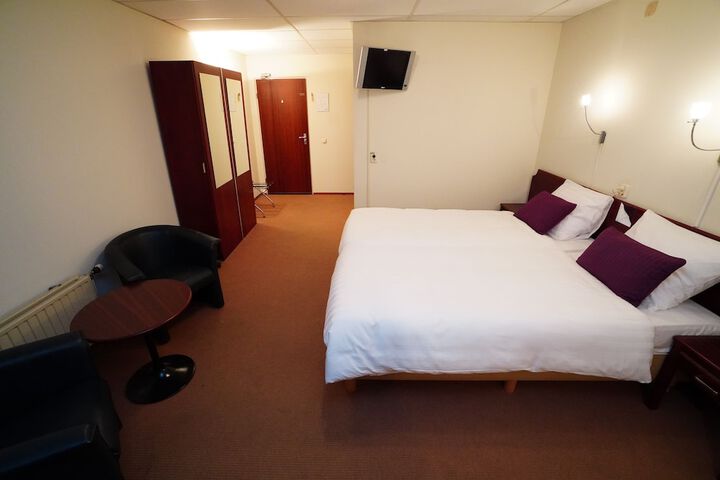 Room 8 of 65
