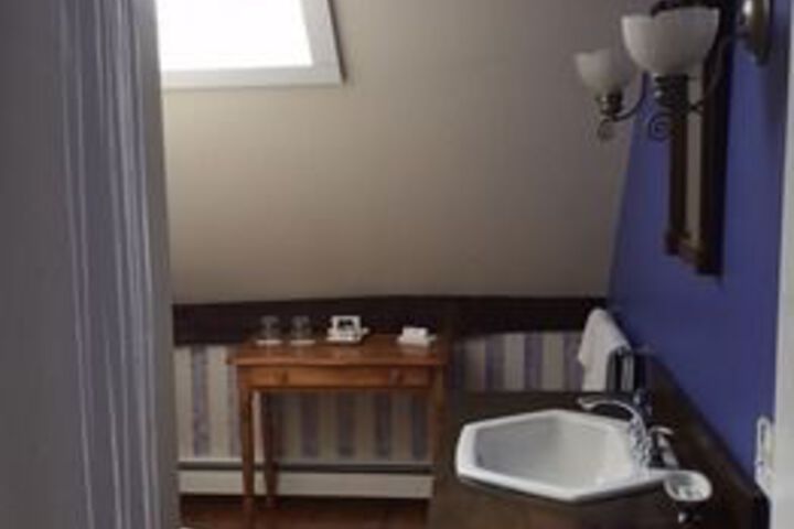 Room 4 of 33