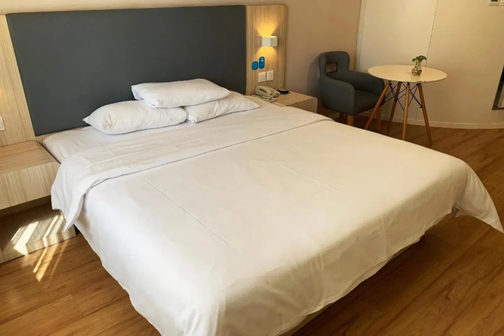 Room 4 of 16