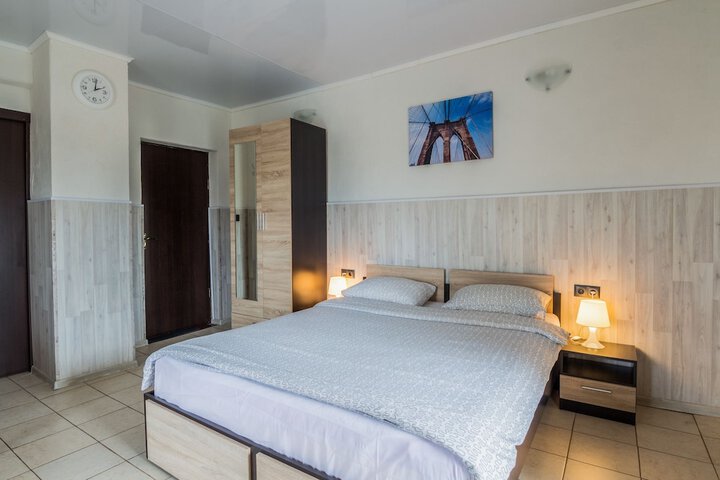 Room 6 of 25