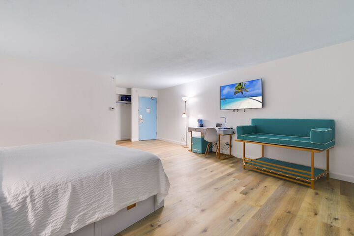1 King Bed (8 of 9)