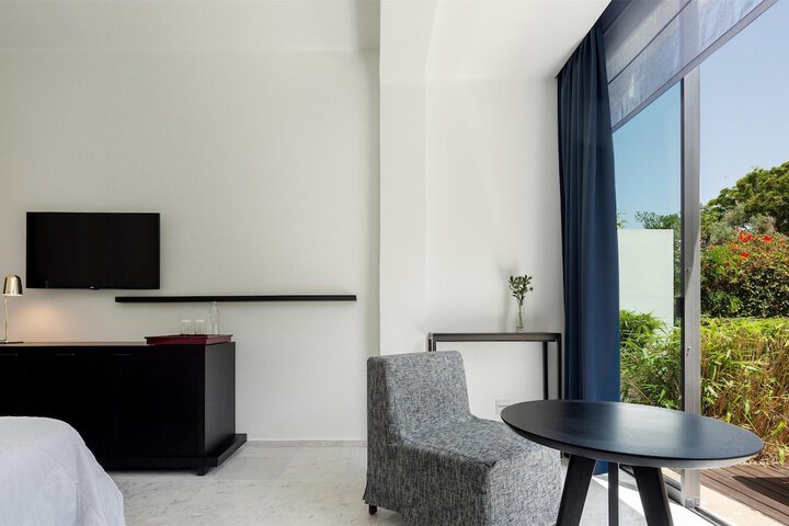 Room 45 of 182