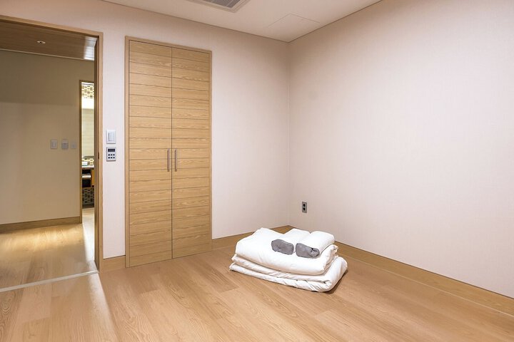 Room 10 of 108