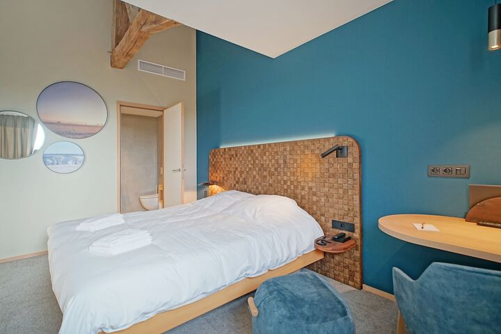 Room 11 of 37