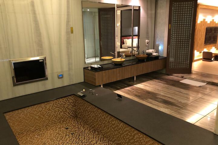 Room 44 of 49