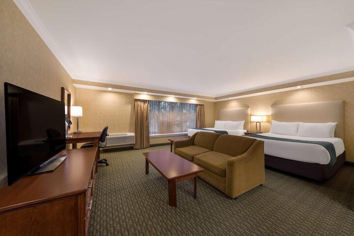 Suite 1 King Bed High Speed Internet, Microwave, Refridgerator Sofa Bed (19 of 23)