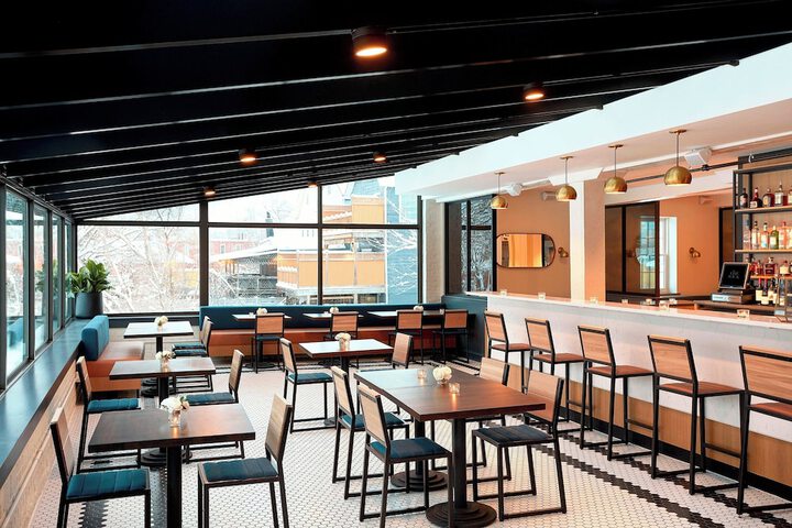 Lobby lounge