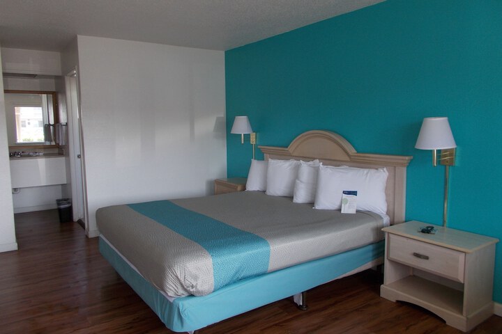 1 King Bed (10 of 13)