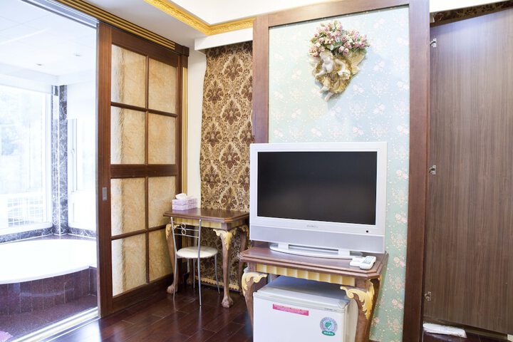 Room 3 of 84