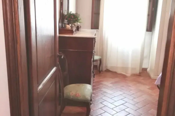 Room 10 of 16