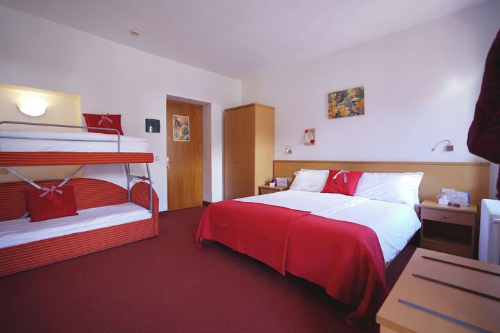 Room 9 of 42