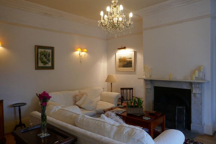 Lounge 68 of 79