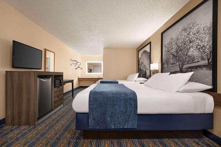 2 Queen Beds (1 of 11)