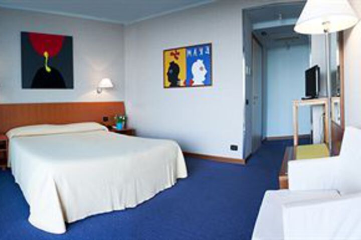Room 10 of 32