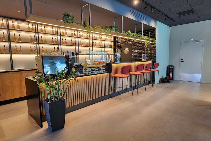 Lounge 42 of 70