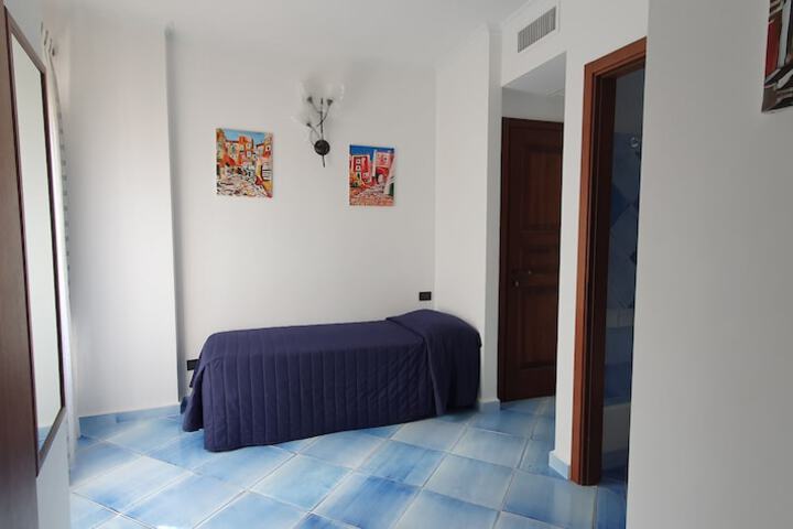 Room 25 of 38