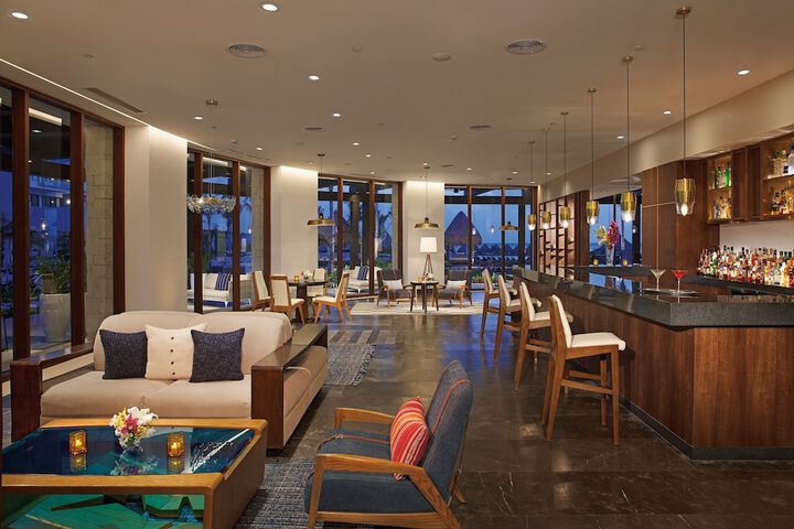 Lounge 74 of 85