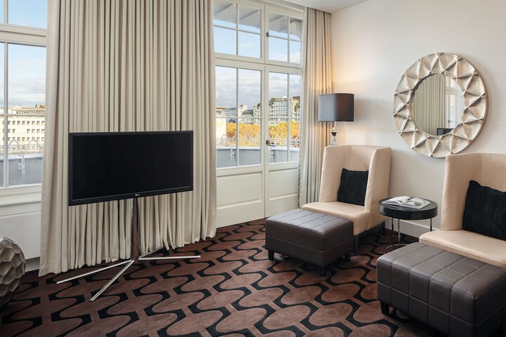Room 32 of 71