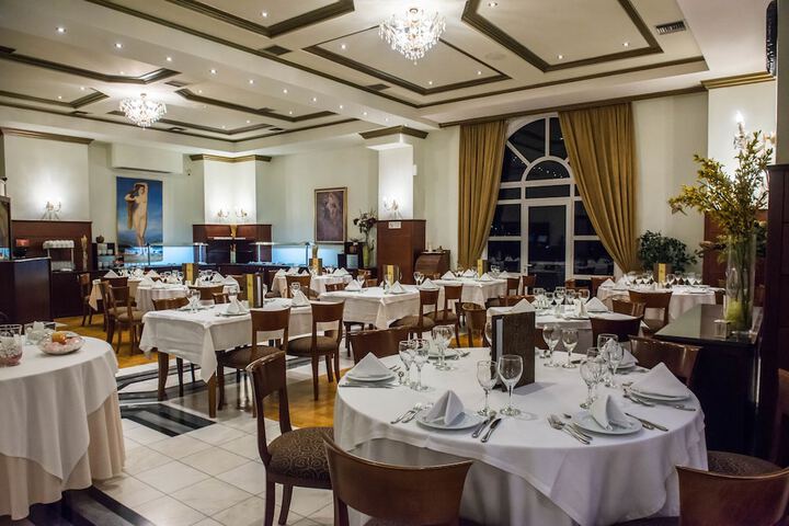 Dining 38 of 48