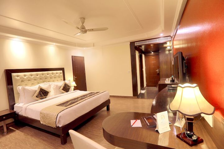 Room 6 of 14