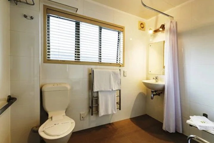 Room 6 of 12