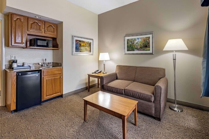 2 Queen Beds Pet Friendly Room Pillow Top Mattress Microwave and Refrigerator High Speed Internet Accessible Coffee Maker Full Breakfast (9 of 17)