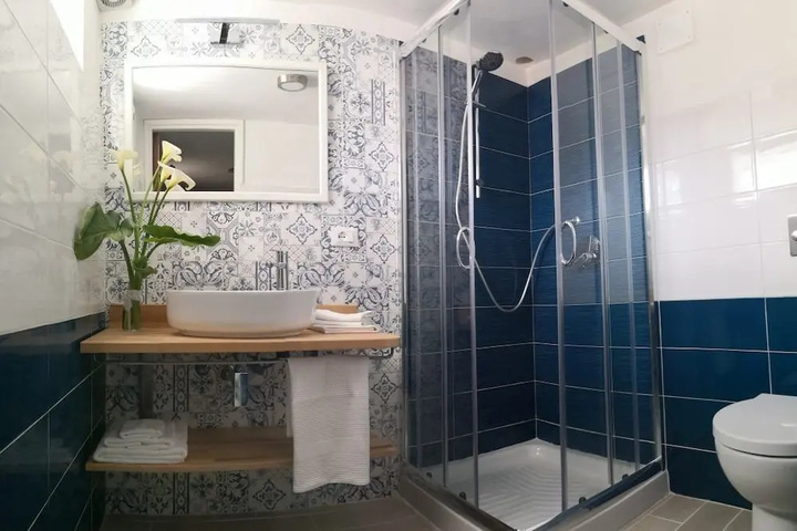 Room 6 of 16