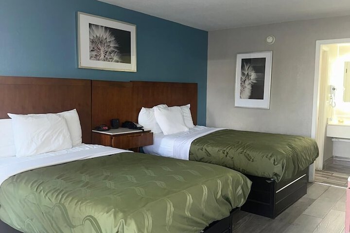 2 Double Beds Accessible (30 of 33)