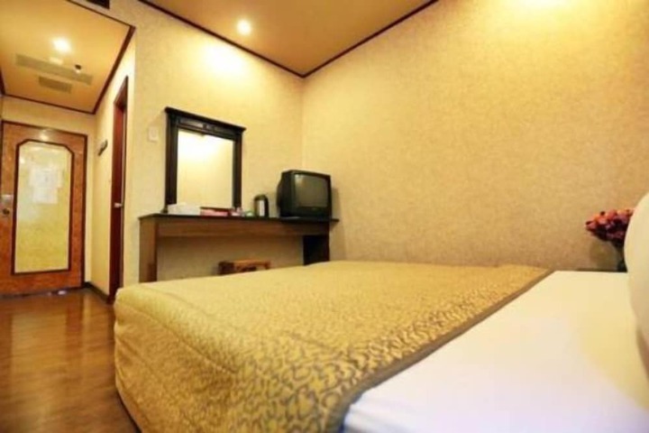 Room 8 of 46