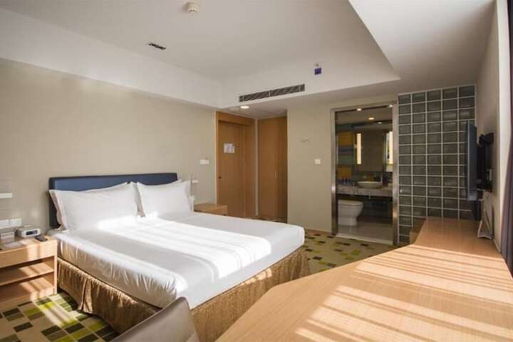 Room 10 of 42