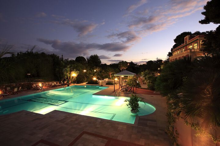 Hotel Pool