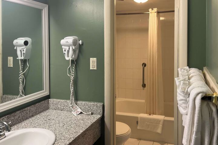 1 King Bed Refrigerator, Microwave (3 of 7)