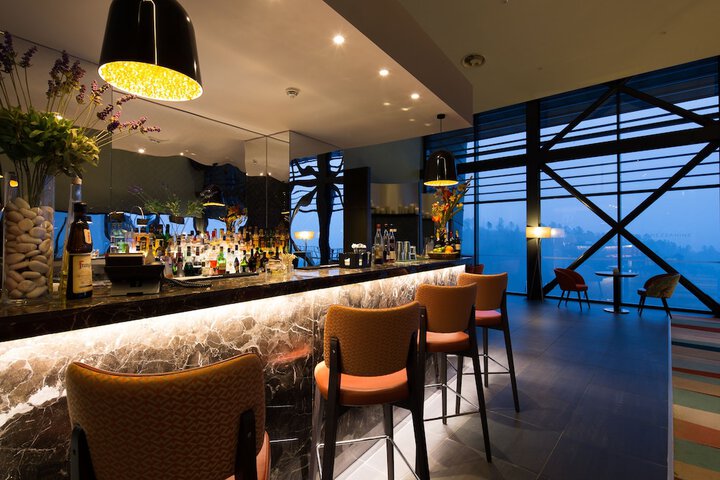 Lounge 100 of 122