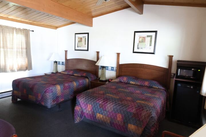 Basic Room 1 Queen Bed (2 of 3)