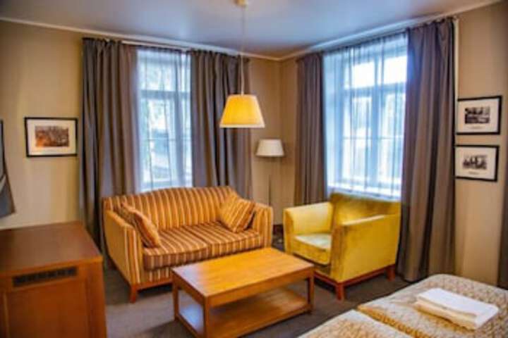 Room 10 of 48