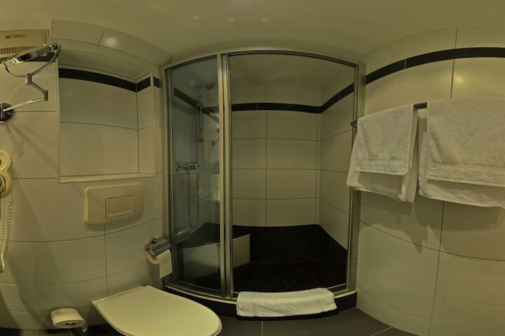 Room 27 of 27