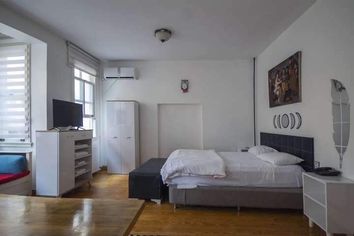 Room 8 of 99