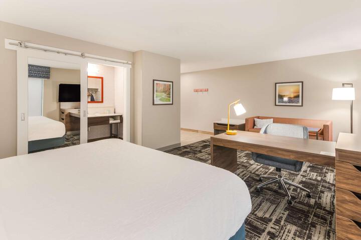 1 King Bed (17 of 18)
