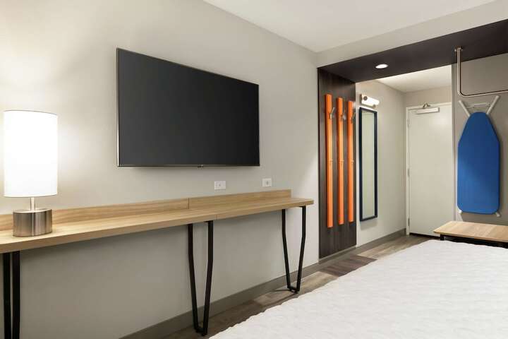1 King Bed (9 of 11)