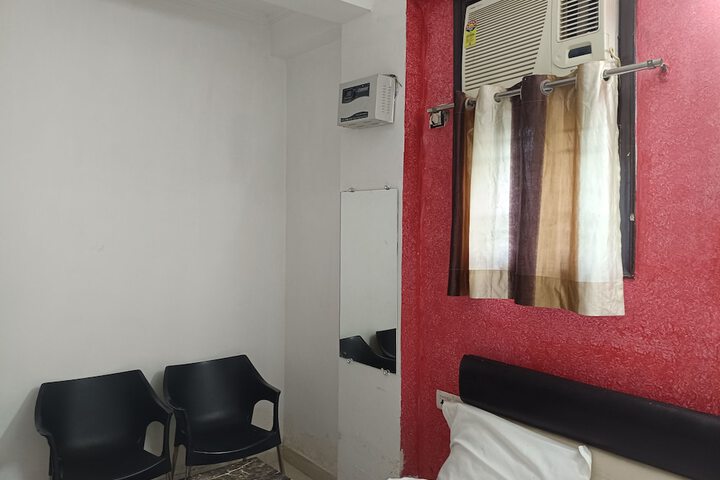 Room 5 of 8